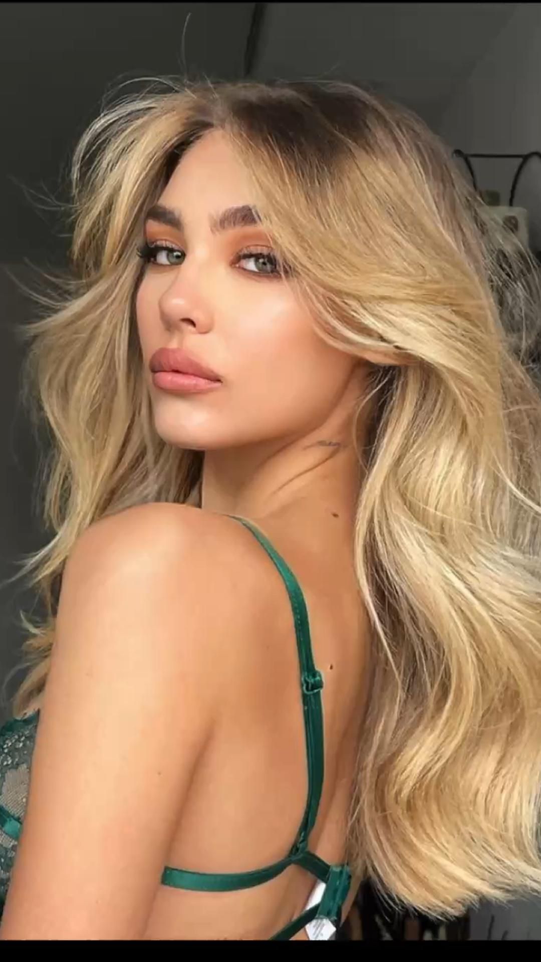 engaging medium parted wavy blonde hairstyle
